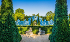 Laissez-vous séduire par Ainay-le-Vieil, un château médiéval du Cher entouré d’une enceinte féodale intacte et de beaux jardins. crédit photo : Shutterstock