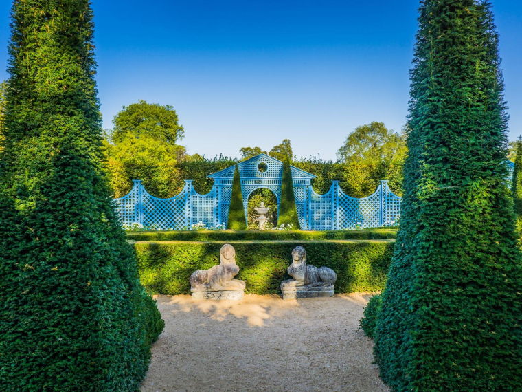 Laissez-vous séduire par Ainay-le-Vieil, un château médiéval du Cher entouré d’une enceinte féodale intacte et de beaux jardins. crédit photo : Shutterstock