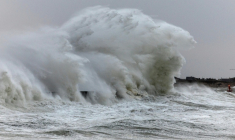 Les vagues générées par la dépression Ingrid viennent se briser contre la jetée du port de Plobannalec-Lesconil, dans l'ouest de la France, le 23 janvier 2026 ( AFP / Fred TANNEAU )