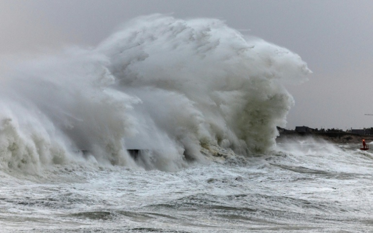Les vagues générées par la dépression Ingrid viennent se briser contre la jetée du port de Plobannalec-Lesconil, dans l'ouest de la France, le 23 janvier 2026 ( AFP / Fred TANNEAU )