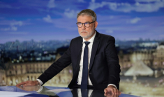 Le premier secrétaire du Parti socialiste Olivier Faure sur le plateau du journal télévisé de France 2, le 16 mars 2026 à Paris ( AFP / Ludovic MARIN )