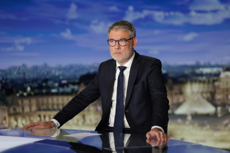 Le premier secrétaire du Parti socialiste Olivier Faure sur le plateau du journal télévisé de France 2, le 16 mars 2026 à Paris ( AFP / Ludovic MARIN )