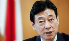 Le ministre japonais de l'Industrie, Yasutoshi Nishimura, lors d'une interview avec Reuters à Tokyo