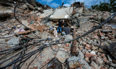 Cette photo prise le 2 juillet 2026 à Caraballeda, dans l'État de La Guaira, montre des bénévoles recherchant des survivants dans un immeuble effondré après le double séisme du 24 juin ( POOL / Miguel MEDINA )