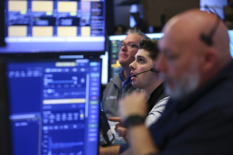 Des opérateurs à la Bourse de New York, le 27 mai 2026 ( AFP / ANGELA WEISS )
