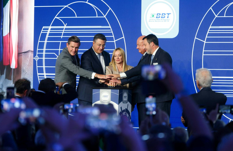 (De gauche à droite) Peter Hanke, ministre autrichien de l'Action pour le climat, Apostolos Tzitzikostas (commissaire européen aux Transports durables et au Tourisme), Giorgia Melonila (Première ministre italienne), Christian Stocker (chancelier autrichien) et Matteo Salvini (ministre italien des Infrastructures et des Transports) appuient sur un bouton lors de la cérémonie d'inauguration du tunnel de base du Brenner, le 18 septembre 2025 à Brenner. ( EXPA/APA/AFP / JOHANN GRODER )