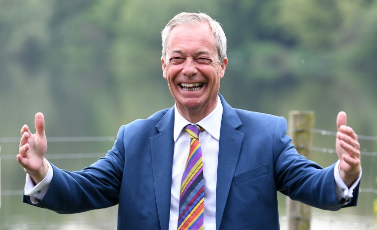Nigel Farage à St Helens, nord-ouest de l'Angleterre, le 8 mai 2026 ( AFP / PETER POWELL )