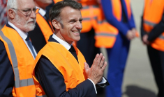 Emmanuel Macron, sur le futur site d'une entreprise de géotextile, à Laroque-d'Olmes (Ariège) le 27 avril 2026 ( POOL / Valentine CHAPUIS )