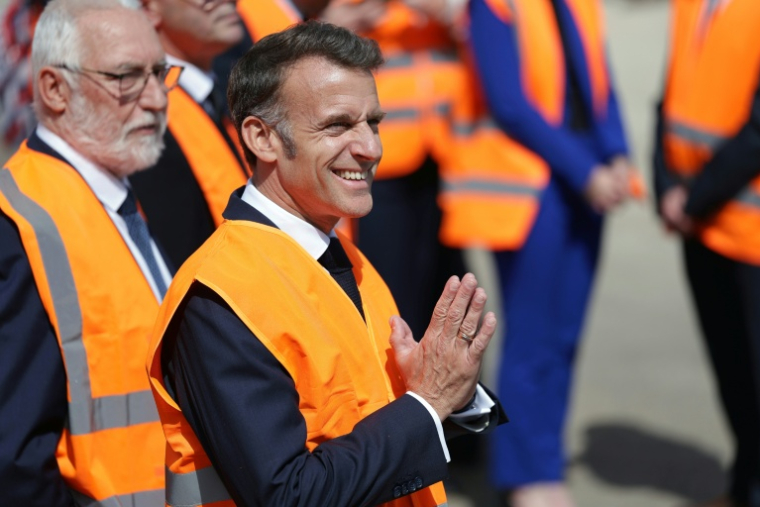 Emmanuel Macron, sur le futur site d'une entreprise de géotextile, à Laroque-d'Olmes (Ariège) le 27 avril 2026 ( POOL / Valentine CHAPUIS )