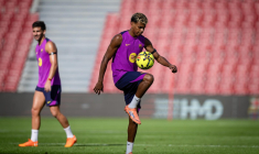 Lamine Yamal tape la balle avec des enfants sur une plage de Dubaï