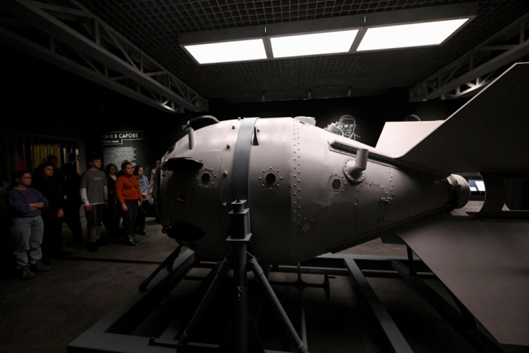 Une reproduction de la première bombe atomique soviétique 'RDS-1', à Moscou, en 2023 (illustration) ( AFP / NATALIA KOLESNIKOVA )