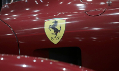 Le logo deFerrari photographié lors de l'inauguration de l'exposition Ferrari à Monaco