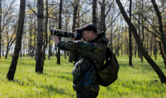 Viktor Sevidov photographie des oiseaux à Kryvyï Rig, le 22 avril 2026 en Ukraine ( AFP / Tetiana DZHAFAROVA )