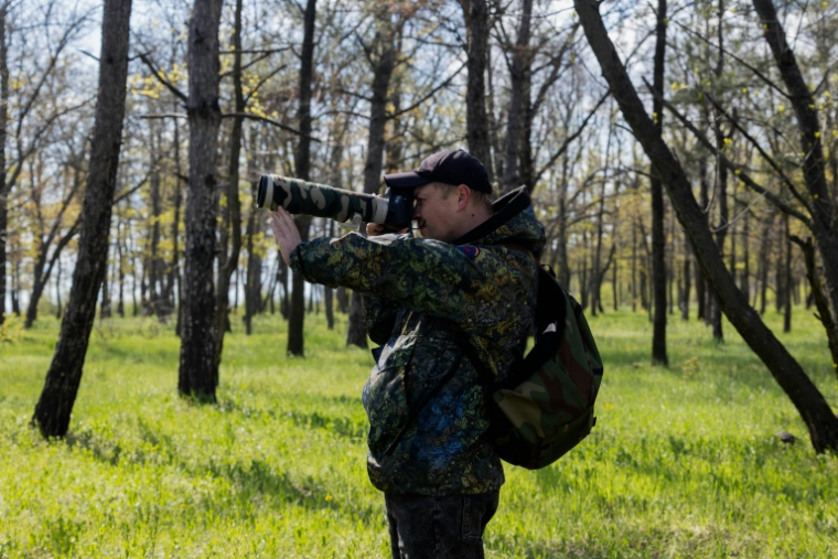 Viktor Sevidov photographie des oiseaux à Kryvyï Rig, le 22 avril 2026 en Ukraine ( AFP / Tetiana DZHAFAROVA )