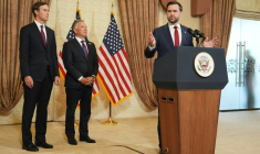 Conférence de presse du vice-président américain JD Vance, en présence du gendre de Donald Trump Jared Kushner et de l'émissaire spécial américain Steve Witkoff à Islamabad le 12 avril 2026 ( POOL / Jacquelyn MARTIN )