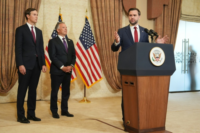 Conférence de presse du vice-président américain JD Vance, en présence du gendre de Donald Trump Jared Kushner et de l'émissaire spécial américain Steve Witkoff à Islamabad le 12 avril 2026 ( POOL / Jacquelyn MARTIN )
