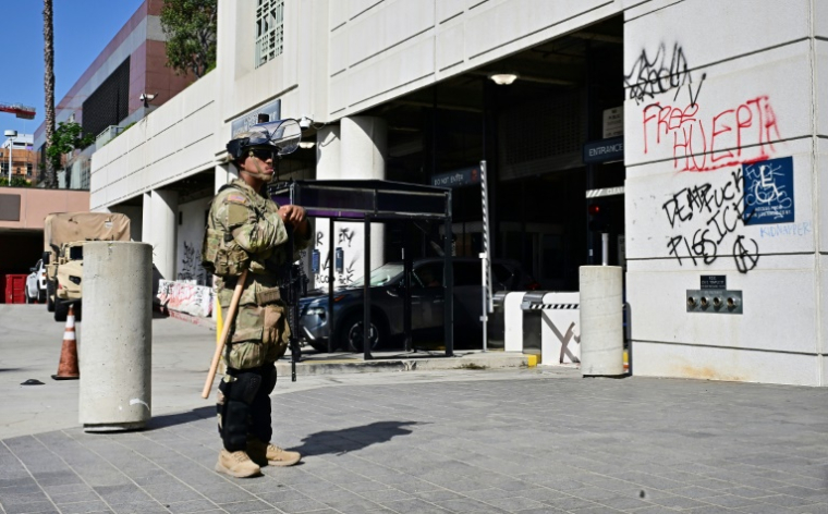 Un soldat de la Garde nationale de Californie, stationné devant un bâtiment fédéral à Los Angeles, le 17 juin 2025 ( AFP / Frederic J. BROWN )