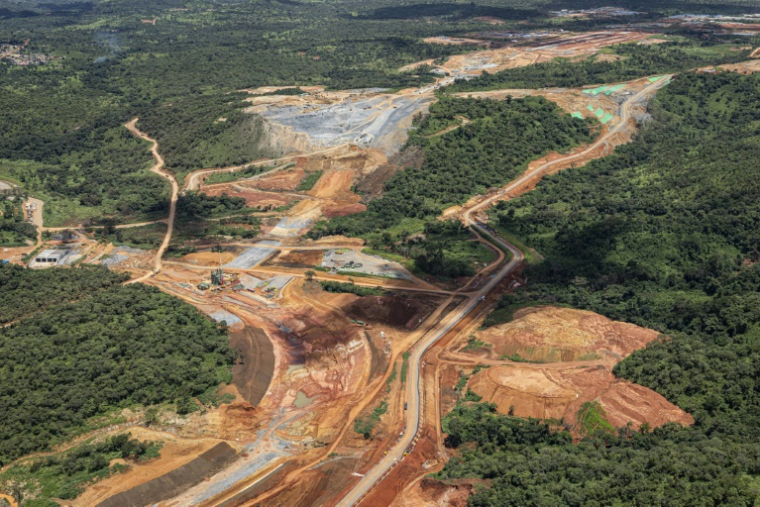 Vue aérienne de la mine de SimFer, dans la chaîne de montagne de Simandou en Guinée, le 2 septembre 2025. Le pays exportera bientôt ses premières cargaisons de minerai de fer, un projet qui promet de propulser ce pays pauvre au rang des plus grands exportateurs de fer mondiaux, suscitant espoir de faire décoller l'économie mais aussi inquiétude des populations locales ( AFP / PATRICK MEINHARDT )