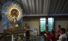 Des fidèles prient devant une représentation du Miracle de l'Enfant Jésus  dans l'église de Santa Maria Magdalena, à Eten, dans la région de Lambayeque, au nord du Pérou, le 10 mai 2025. ( AFP / ERNESTO BENAVIDES )