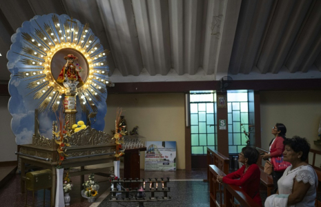 Des fidèles prient devant une représentation du Miracle de l'Enfant Jésus  dans l'église de Santa Maria Magdalena, à Eten, dans la région de Lambayeque, au nord du Pérou, le 10 mai 2025. ( AFP / ERNESTO BENAVIDES )