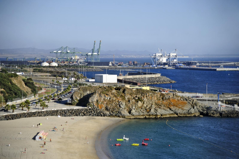 Le port industriel de Sines, dans le sud du Portugal, le 30 juin 2012. ( AFP / PATRICIA DE MELO MOREIRA )