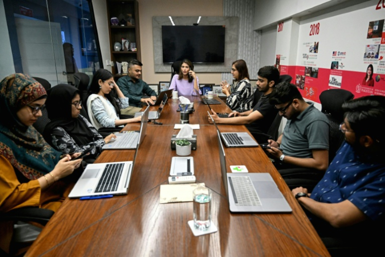 Sara Saeed Khurram, médecin et directrice générale de la société de santé numérique Sehat Kahani, en pleine réunion avec ses employés dans leurs bureaux à Karachi (Pakistan), le 7 avril 2026 ( AFP / Rizwan TABASSUM )
