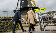 Des néerlandais viennent voter à Oisterwijk, dans le sud des Pays-Bas, le 29 octobre 2025 ( ANP / ROB ENGELAAR )