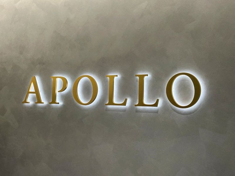 Logo d'Apollo Global Management dans leurs bureaux à Tokyo