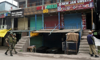 Des personnels de sécurité indien en patrouille dans une rue près de la ligne de contrôle (LOC) à Uri, à environ 100 km de Srinagar, le 9 mai 2025 en Inde ( AFP / Tauseef MUSTAFA )