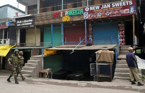 Des personnels de sécurité indien en patrouille dans une rue près de la ligne de contrôle (LOC) à Uri, à environ 100 km de Srinagar, le 9 mai 2025 en Inde ( AFP / Tauseef MUSTAFA )