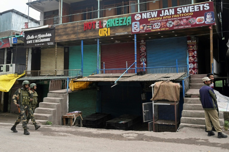 Des personnels de sécurité indien en patrouille dans une rue près de la ligne de contrôle (LOC) à Uri, à environ 100 km de Srinagar, le 9 mai 2025 en Inde ( AFP / Tauseef MUSTAFA )