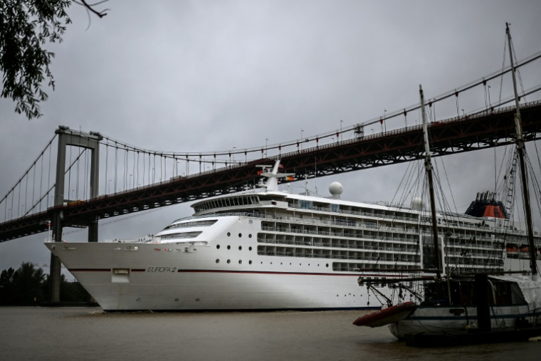 Le paquebot de croisière Europa 2 navigue sur la Garonne en direction du port de Bordeaux, le 6 mai 2026  ( AFP / Christophe ARCHAMBAULT )