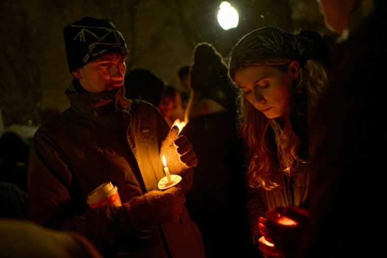Des étudiants de l'université Brown participent à une veillée au lendemain de tirs meurtriers dans l'établissement, à Providence, Etats-Unis, le 14 décembre 2025 ( AFP / Bing Guan )