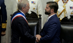 Passation de pouvoir entre le président sortant de gauche Gabriel Boric (droite) et le nouveau président d'extrême droite José Antonio Kast (gauche), le 11 mars 2026 au Parlement chilien à Valaparaiso ( AFP / RODRIGO ARANGUA )