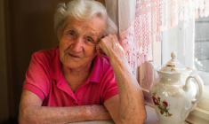 Aide pour les retraités en situation de précarité - iStock.com-DimaBerkut