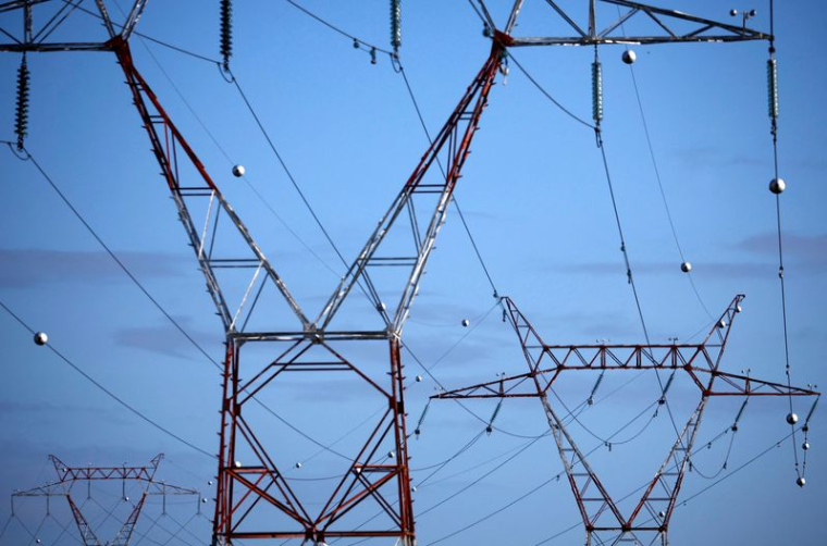 Des lignes électriques à haute tension à Donges