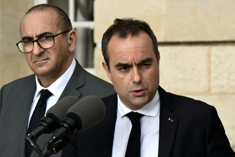 Le Premier ministre Sébastien Lecornu (d) et le ministre de l'Intérieur Laurent Nuñez à Bordeaux, le 2 avril 2026 en Gironde  ( POOL / Philippe Lopez )
