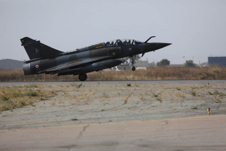 Un Mirage 2000-D à N'Djamena, en 2018 ( AFP / LUDOVIC MARIN )