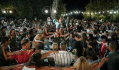 Locaux et vacanciers dansent un "panigiri", une tradition en Grèce, au village du Prophète Elie, sur l'île d'Ikaria, le 20 juillet 2025  "panigiri" in the village of Profitis Ilias on the Greek Aegean island of Ikaria, on July 20, 2025. The "panigiri" are patron saint festivals that mark the summer in all the villages of the Greek islands and on the mainland, deeply rooted in Greek culture. Celebrations and dances often continue until dawn, attracting large crowds and many tourists. Each "panigiri" is associated with the feast day of a local patron saint, such as the Prophet Elijah on July 20 and Saint John on August 28. Its origins date back to 1821. ( AFP / Aris MESSINIS )