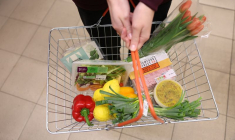 Un client porte un panier rempli de nourriture à l'intérieur d'un supermarché à Londres