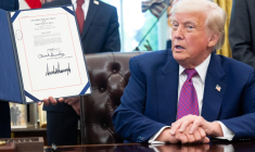 Donald Trump annonçant la signature d'un décret à Washington, le 9 mai 2025. ( AFP / SAUL LOEB )