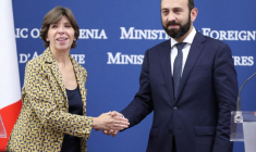 La ministre française des Affaires étrangères, Catherine Colonna, serre la main de son homologue arménien Ararat Mirzoyan, lors d'une conférence de presse à Erevan
