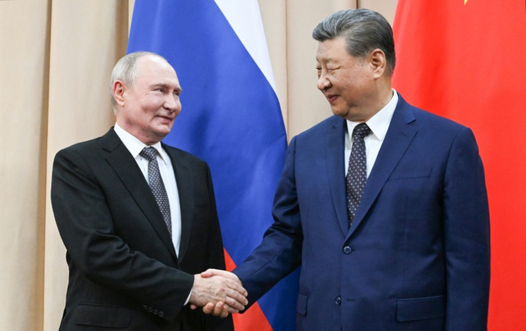 Les présidents russe Vladimir Poutine (g) et chinois Xi Jinping lors d'une réunion en marge du sommet de l'Organisation de coopération de Shanghai (OCS) à Bichkek, le 31 août 2026 au Kirghizstan ( POOL / Kristina Solovyova )