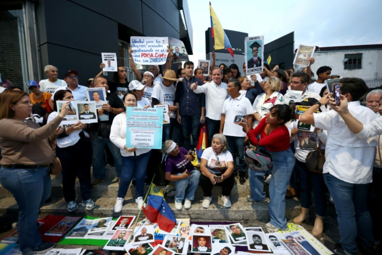 Jesus Armas et Juan Pablo Guanipa se joignent à des manifestants après leur libération à Caracas, le 8 février 2026 ( AFP / Pedro MATTEY )