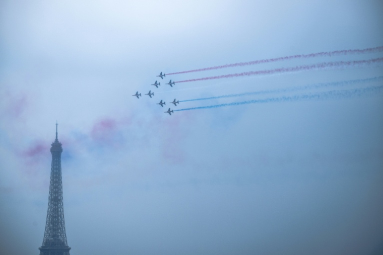 La Patrouille de France traverse le ciel parisien dans le cadre d'une journée d'activités pour les enfants qui ne partent pas en vacances, organisée par le Secours populaire, le 20 août à Paris ( AFP / Martin BUREAU )