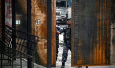 Le portail brûlé de la prison de Katmandou, le 16 septembre 2025 ( AFP / Arun SANKAR )