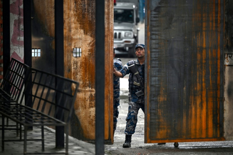 Le portail brûlé de la prison de Katmandou, le 16 septembre 2025 ( AFP / Arun SANKAR )