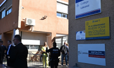 Un policier devant le collège Joseph-Lakanal d'Aubagne le 12 octobre 2026 ( AFP / Miguel MEDINA )