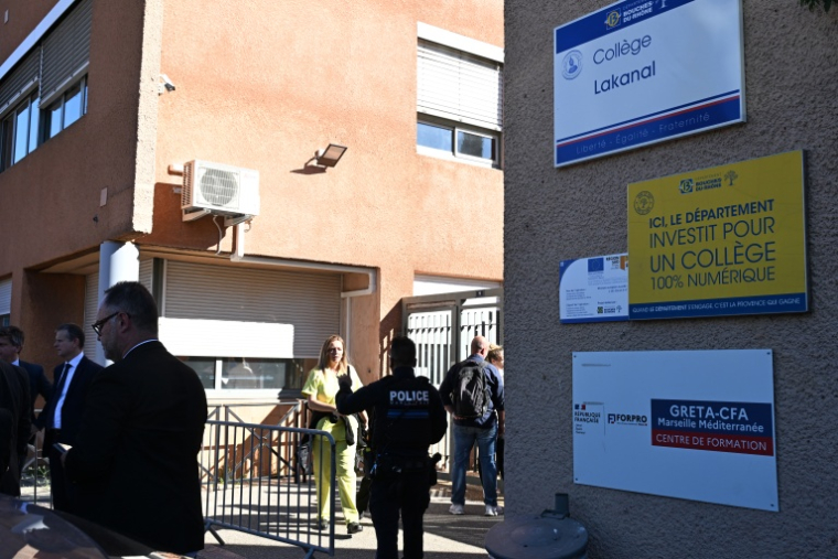 Un policier devant le collège Joseph-Lakanal d'Aubagne le 12 octobre 2026 ( AFP / Miguel MEDINA )