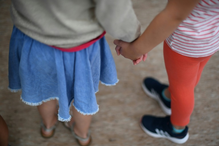 Le complément du libre choix du mode de garde va être étendu "à douze ans pour les enfants dont les parents sont isolés", au lieu de six ans actuellement ( AFP / Fred TANNEAU )